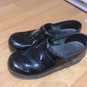 Sanita size 39 black leather glossy clogs